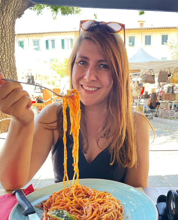 Kathrin Schönborn isst einen Teller Spaghetti in Italien