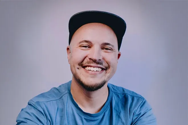 Ein Mann mit einem Stück Pizza statt einem Kopf