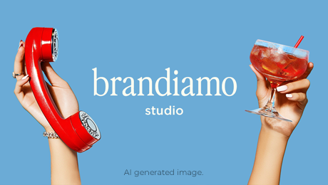 Zwei Hände halten ein Cocktailglas und einen Telefonhörer in die Luft