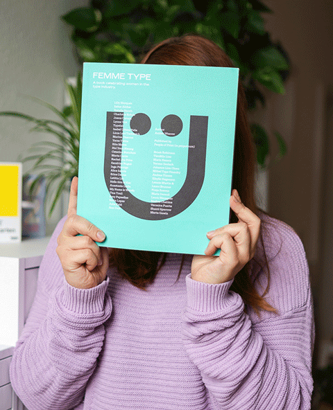 Abfolge von drei verschiedenen Bildern von Kathrin Schönborn die ein Magazin in der Hand hält