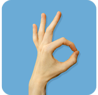 Eine Hand macht das OK Zeichen vor blauem Hintergrund