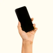 Eine Hand hält ein schwarzes Smartphone in die Höhe