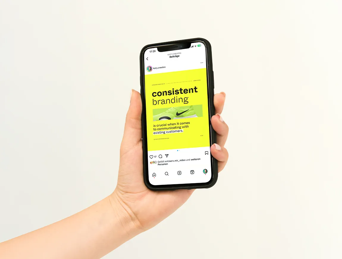 Eine Hand hält ein Smartphone in die Höhe auf dem eine Social Media Garfik zu sehen ist